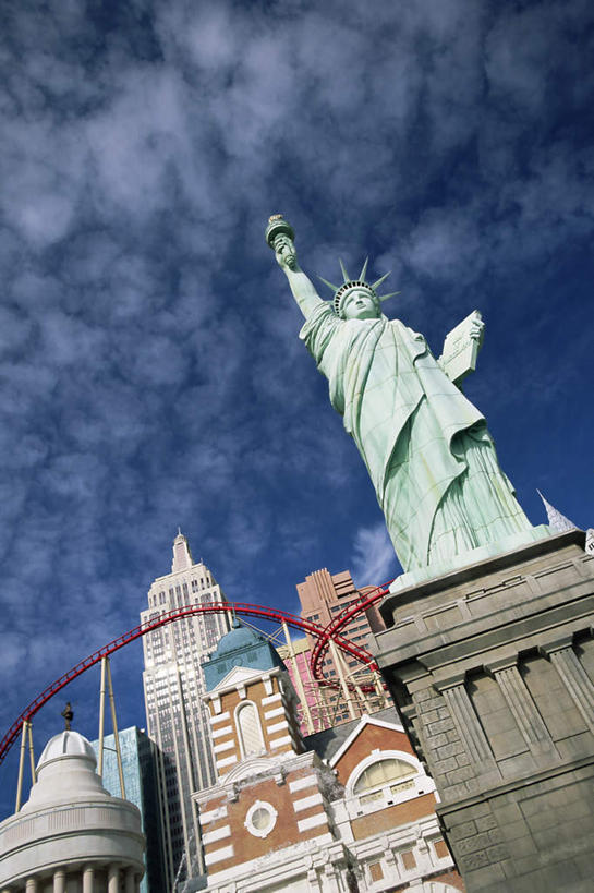 无人,高楼大厦,站,举,竖图,室外,白天,仰视,旅游,度假,游戏,办公楼,标志建筑,城市,大厦,地标,建筑,摩天大楼,写字楼,书籍,雕塑,美国,握,阴影,曲折,弯曲,艺术,装饰,光线,雕刻,雕像,影子,拿,玩,火把,火炬,拿着,注视,娱乐,建设,过山车,蓝色,蓝天,天空,阳光,工艺品,楼宇,天,观察,看,托,站着,享受,休闲,旅游胜地,商务楼,放松,握着,游乐设施,云霄飞车,蜿蜒,晴朗,观看,活动,纪念,美术,察看,北美,北美洲,发泄,关注,消遣,智力,主题,美洲,陈列,内华达州,拉斯维加斯,万里无云,功能,美学,北亚美利加洲,亚美利加洲,宣泄,内华达,北美艾灌木丛州,产银之州,银山州,银之州,赌城,滑落,游艺设施,拉斯韦加斯,爬升,倒转,纽约纽约赌场饭店,书,图书,晴空,晴空万里,举起,举手,举着,玩耍,嬉戏,向上举,向上伸,向上托,站立,彩图,低角度拍摄,全身,大楼,高层建筑,高楼,摩天楼