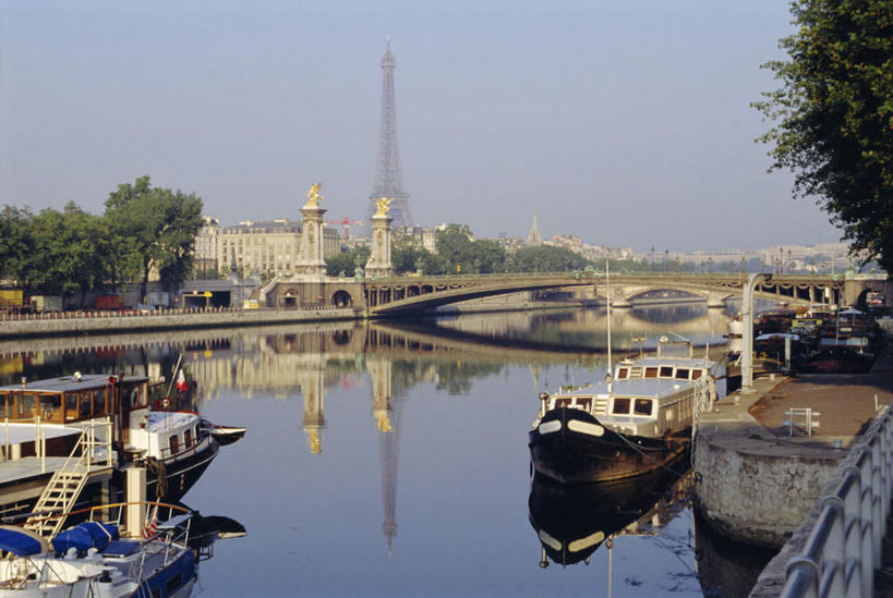 无人,家,横图,室外,白天,正面,购物,旅游,度假,消费,河流,名胜古迹,水,植物,标志建筑,大桥,地标,建筑,立交桥,轮船,桥梁,船,法国,巴黎,欧洲,艾菲尔铁塔,停靠,阴影,波纹,遗迹,光线,影子,房屋,屋子,河水,水流,高架,斜拉桥,桥,涟漪,埃菲尔铁塔,古迹,文物,娱乐,建设,古建筑,楼房,住宅,树,树木,蓝色,绿色,倒影,蓝天,水纹,天空,阳光,自然,交通工具,波浪,天,享受,休闲,旅游胜地,放松,生长,晴朗,成长,倒映,停泊,法兰西,载具,塞纳河,古文明,香榭丽舍大道,万里无云,法兰西共和国,战神广场,亚历山大三世桥,水晕,法兰西第五共和国,反照,爱丽舍田园大街,香榭丽舍大街,晴空,晴空万里,彩图,房子