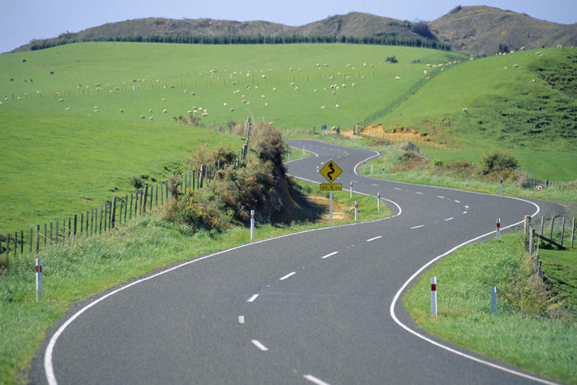 无人,农场,站,横图,俯视,室外,白天,旅游,度假,畜牧业,牧场,草地,草坪,石头,美景,山,山脉,植物,道路,路,公路,羊,澳大利亚,阴影,曲折,弯曲,光线,石子,影子,景观,山峰,分界线,停车线,交通,山峦,注视,娱乐,草,树,树木,蓝色,绿色,蓝天,天空,阳光,自然,动物,群山,天,观察,看,站着,享受,休闲,家畜,景色,放松,牲畜,蜿蜒,生长,晴朗,成长,观看,车行道,车行道分界线,察看,关注,自然风光,标线,大洋洲,澳洲,车行线,畜牧,万里无云,南方大陆,牧业,澳大利亚联邦,石块,岩石,晴空,晴空万里,马路,绵羊,站立,彩图,高角度拍摄,全身