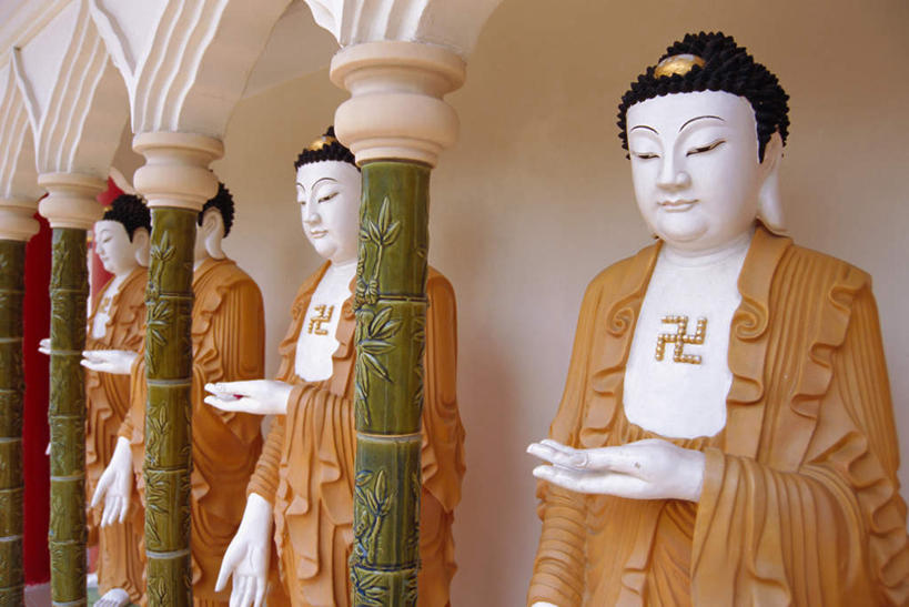 东方人,无人,四个人,寺庙,站,横图,室外,白天,正面,民族服装,旅游,度假,名胜古迹,标志建筑,地标,建筑,雕塑,马来西亚,亚洲,一排,节日,遗迹,艺术,整齐,装饰,雕刻,雕像,黄种人,古迹,文化,文物,娱乐,建设,古建筑,排列,工艺品,庙宇,祈祷,站着,享受,休闲,健康,旅游胜地,放松,许愿,宗教,东南亚,佛教,信仰,纪念,祈求,美术,队列,主题,陈列,古文明,功能,美学,释教,槟城,槟城州,槟榔屿,槟州,极乐寺,马来西亚联邦,槟榔山,升旗山,平安,男人,男性,中年男性,亚洲人,站立,半身,彩图,传统服装,民俗服,庙,寺