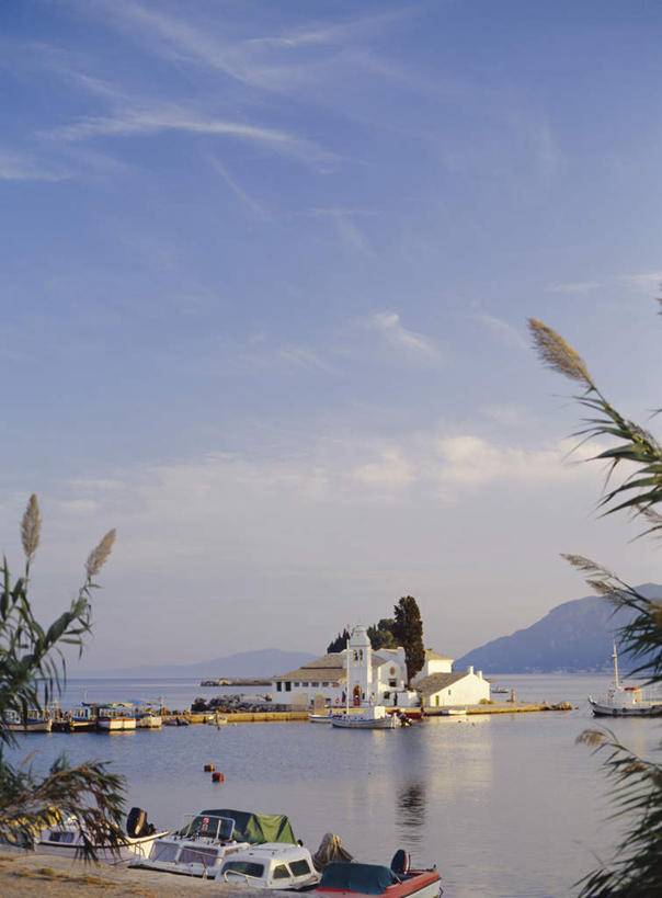 无人,家,竖图,室外,白天,正面,旅游,度假,岛屿,海浪,海洋,石头,美景,芦苇,叶子,希腊,欧洲,阴影,光线,石子,影子,房屋,屋子,岛,景观,浪花,云,云朵,粽叶,绿叶,云彩,娱乐,楼房,住宅,蓝色,白云,倒影,蓝天,天空,阳光,自然,海水,天,享受,休闲,嫩叶,景色,放松,晴朗,倒映,自然风光,海景,希腊共和国,箬叶,芦苇叶,反照,爱奥尼亚群岛,伊奥尼亚群岛,科孚岛,克基拉岛,叶,叶片,大海,风浪,海,海水的波动,近岸浪,列岛,群岛,石块,岩石,涌浪,诸岛,晴空,彩图,房子