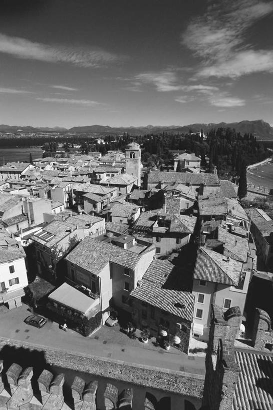 无人,家,竖图,俯视,黑白,室外,白天,度假,湖,湖泊,美景,水,植物,城市风光,城市,建筑,意大利,欧洲,阴影,波纹,光线,瓦片,影子,房屋,屋顶,屋子,湖面,景观,水流,水面,云,云朵,公寓,涟漪,云彩,顶棚,瓦,娱乐,洋房,楼房,住宅,树,树木,蓝色,绿色,白云,倒影,蓝天,水纹,天空,阳光,自然,波浪,湖水,天,享受,休闲,景色,放松,建造,生长,晴朗,成长,倒映,南欧,屋瓦,意大利共和国,水晕,反照,布雷西亚省,贝纳科湖,加尔达湖,晴空,高角度拍摄,房子