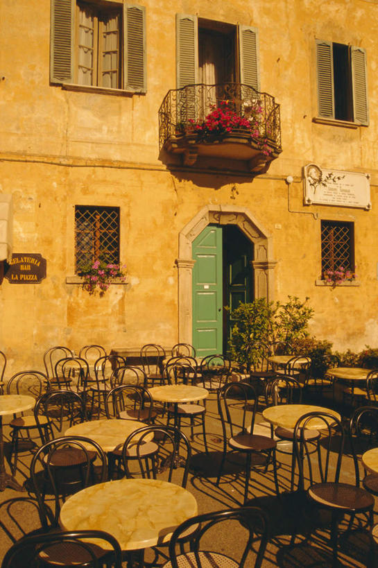 无人,餐厅,家,竖图,室外,白天,正面,度假,美景,餐桌,桌子,城市风光,城市,椅子,意大利,欧洲,一排,阴影,整齐,并列,并排,光线,影子,房屋,木椅,屋子,景观,公寓,娱乐,洋房,楼房,住宅,排列,阳光,享受,休闲,景色,放松,餐台,队列,南欧,平行,意大利共和国,皮埃蒙特大区,皮埃蒙特,彩图,房子,餐馆,饭店,饭馆,咖啡馆