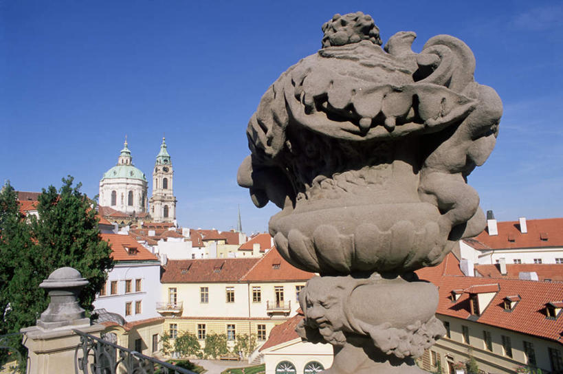 无人,家,教堂,栏杆,横图,室外,白天,正面,旅游,度假,植物,楼梯,标志建筑,地标,建筑,雕塑,欧洲,捷克,阴影,节日,朦胧,模糊,艺术,装饰,光线,雕刻,雕像,扶手,影子,房屋,阶梯,屋子,云,云朵,首都,云彩,文化,娱乐,建设,护栏,楼房,台阶,住宅,树,树木,蓝色,绿色,白云,蓝天,天空,阳光,自然,工艺品,天,祈祷,享受,休闲,健康,旅游胜地,放松,许愿,宗教,信仰,生长,晴朗,成长,纪念,祈求,美术,主题,陈列,信念,中欧,捷克共和国,功能,美学,布拉格,圣尼古拉教堂,平安,晴空,彩图,房子,大教堂,礼拜堂