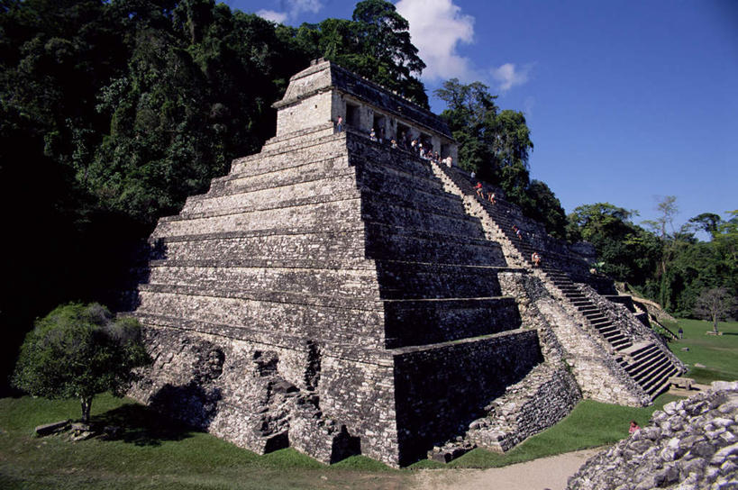 无人,横图,室外,白天,正面,旅游,度假,草地,草坪,石头,名胜古迹,植物,楼梯,地标,墨西哥,阴影,朦胧,模糊,遗迹,光线,三角形,石子,影子,阶梯,云,云朵,云彩,古迹,历史,文物,娱乐,古建筑,台阶,草,树,树木,蓝色,绿色,白云,蓝天,天空,阳光,自然,天,享受,休闲,旅游胜地,金字塔,放松,生长,晴朗,成长,北美,陵墓,北美洲,玛雅金字塔,美洲,古文明,帕伦克,恰帕斯,恰帕斯州,方锥形,北亚美利加洲,亚美利加洲,墨西哥合众国,仙人掌王国,玛雅神庙,帕伦克金字塔,石块,岩石,晴空,彩图,标志性建筑