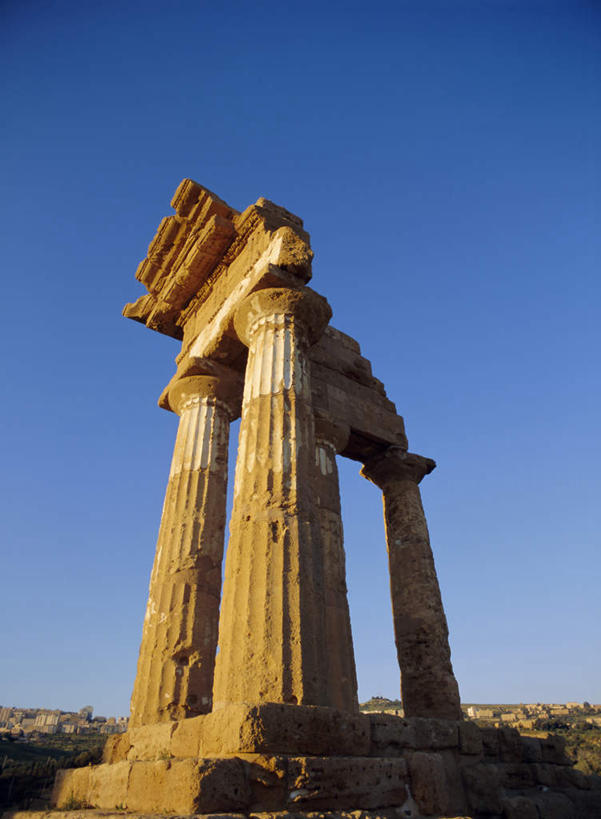 无人,竖图,室外,白天,仰视,旅游,度假,草地,草坪,石头,名胜古迹,植物,标志建筑,地标,建筑,意大利,欧洲,一排,阴影,遗迹,整齐,光线,石子,影子,柱子,古迹,文物,娱乐,建设,古建筑,废墟,草,排列,蓝色,绿色,蓝天,天空,阳光,天,享受,休闲,旅游胜地,放松,晴朗,西西里,队列,南欧,古文明,万里无云,意大利共和国,西西里岛,阿格里真托神殿,阿格利真托,石块,岩石,晴空,晴空万里,彩图,低角度拍摄