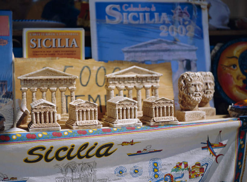 无人,商店,横图,室内,白天,正面,购物,旅游,度假,消费,桌子,意大利,欧洲,一排,阴影,整齐,立体,反射,传递,空间,信息,英文,标志,布料,文字,影子,字符,字母,办公桌,明信片,联系,布纹,置物架,娱乐,标识,商铺,架子,桌布,排列,餐巾,卡片,模型,台布,享受,休闲,放松,规划,联络,金融,通信,纪念,留念,英文字母,西西里,队列,南欧,陈列架,怀念,宣传,选购,贸易,意大利共和国,西西里岛,血拼,直观,建筑模型,建筑设计,市肆,商号,记念,搁架,阿格里真托神殿,阿格利真托,设计,彩图,店铺,收藏