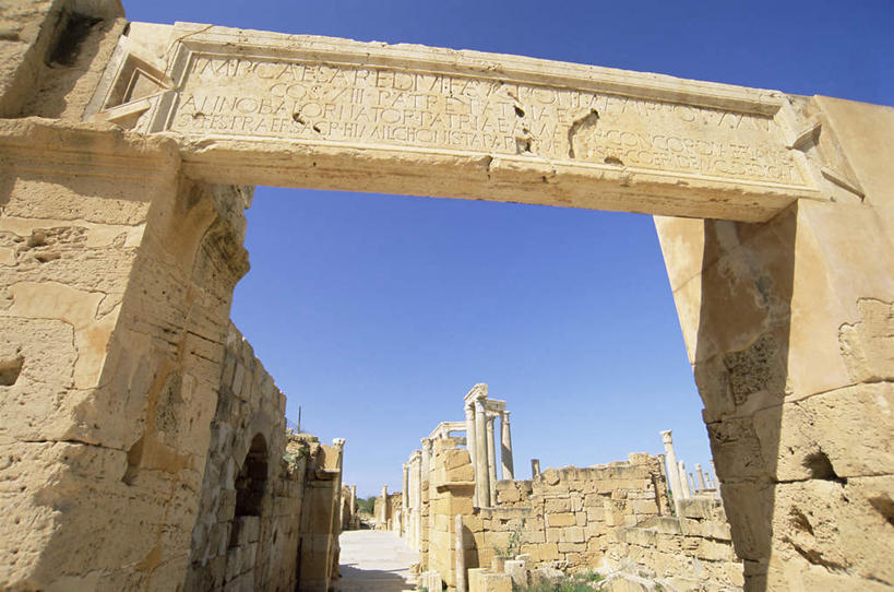 无人,横图,室外,白天,仰视,旅游,度假,草地,草坪,石头,名胜古迹,植物,标志建筑,道路,地标,建筑,路,非洲,的黎波里,利比亚,阴影,遗迹,光线,石子,影子,拱门,小路,交通,首都,古迹,文物,娱乐,建设,古建筑,废墟,草,蓝色,绿色,蓝天,天空,阳光,天,享受,休闲,旅游胜地,放松,晴朗,古文明,北非,万里无云,阿非利加洲,石块,岩石,晴空,晴空万里,彩图,低角度拍摄