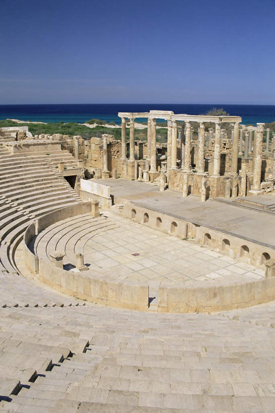 无人,竖图,俯视,室外,白天,旅游,度假,海浪,海洋,石头,名胜古迹,标志建筑,地标,建筑,剧院,椅子,非洲,的黎波里,利比亚,一排,阴影,遗迹,整齐,光线,石子,影子,柱子,浪花,首都,古迹,文物,娱乐,建设,古建筑,废墟,排列,蓝色,蓝天,天空,阳光,海水,天,享受,休闲,旅游胜地,放松,晴朗,队列,海景,古文明,北非,万里无云,阿非利加洲,大海,风浪,海,海水的波动,近岸浪,石块,岩石,涌浪,晴空,晴空万里,彩图,高角度拍摄,剧场