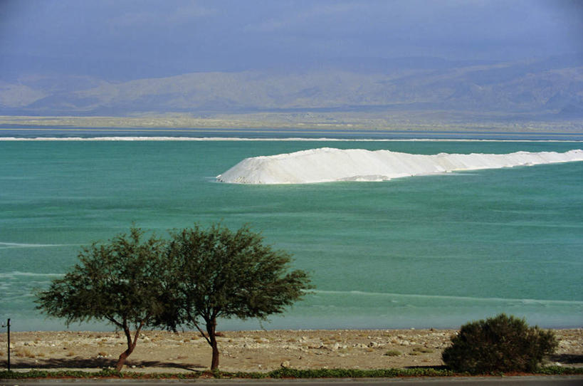 无人,横图,俯视,室外,白天,旅游,度假,海浪,海洋,美景,沙滩,植物,以色列,亚洲,一堆,许多,阴影,堆叠,堆积,朦胧,模糊,光线,沙子,影子,海岸,景观,浪花,水平线,云,云朵,辽阔,调料,盐,海平线,沙地,调味品,调味料,云彩,娱乐,食盐,树,树木,蓝色,绿色,白色,白云,蓝天,天空,阳光,自然,海水,天,享受,休闲,广阔,景色,放松,生长,晴朗,成长,堆,一望无际,自然风光,西亚,海景,以色列国,无边无际,一马平川,死海,大海,风浪,海,海水的波动,海滩,近岸浪,涌浪,晴空,彩图,高角度拍摄,水天相接,水天一线