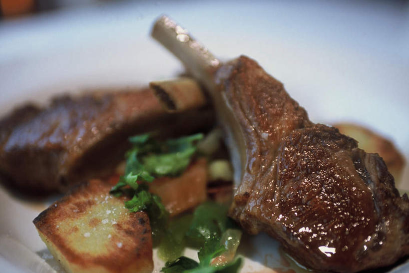 无人,横图,俯视,室内,特写,白天,烹饪,西餐,餐桌,桌子,餐具,叶子,阴影,朦胧,模糊,装饰,光线,碟子,盘,影子,肉,料理,食品,绿叶,羊肉,菜肴,美食,肉类,食物,一个,盘子,碟,嫩叶,西式,佳肴,单个,餐台,华丽,修饰,点缀,配菜,肉食,衬托,美观,雅致,雅观,叶,叶片,彩图,高角度拍摄