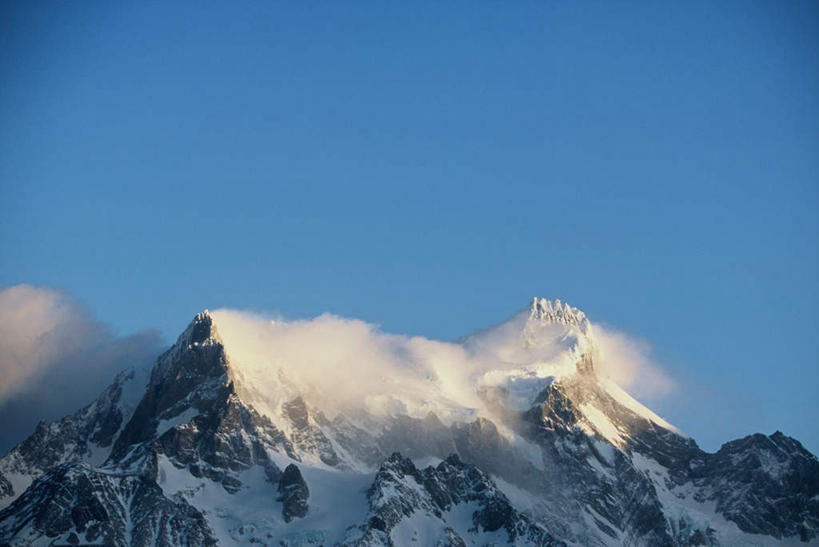 无人,公园,横图,全景,俯视,室外,白天,旅游,度假,石头,美景,山,天际线,雪,雪山,大雪,智利,阴影,光线,石子,影子,冰,积雪,景观,山顶,山峰,雪景,云,云朵,冬季,冬天,山峦,云彩,娱乐,蓝色,白云,蓝天,天空,阳光,自然,天,享受,休闲,景色,南美,放松,寒冷,晴朗,冰冷,南美洲,国家公园,拉丁美洲,自然风光,美洲,亚美利加洲,严寒,南亚美利加洲,智利共和国,冰凉,酷寒,凛冽,凛凛,极冷,托雷斯德尔佩恩国家公园,颠峰,极峰,石块,岩石,晴空,彩图,高角度拍摄