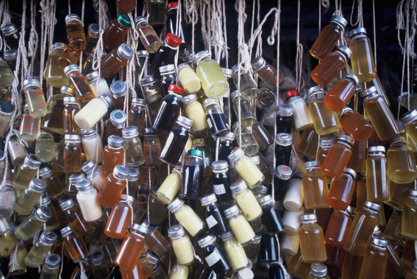 无人,横图,室外,特写,白天,正面,一排,许多,吊挂,悬挂,整齐,罐子,很多,挂,玻璃制品,排列,玻璃瓶,精油,瓶子,香薰,放松,芳香疗法,队列,舒心,舒缓,香薰精油,养颜,减压,香薰疗法,植物精油,彩图