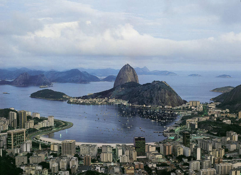 无人,家,高楼大厦,横图,俯视,航拍,室外,白天,度假,海浪,海洋,石头,美景,山,山脉,城市风光,城市,大厦,建筑,摩天大楼,巴西,阴影,光线,石子,影子,房屋,屋子,景观,浪花,山峰,水平线,云,云朵,公寓,辽阔,海平线,山峦,云彩,娱乐,洋房,楼房,住宅,蓝色,白云,蓝天,天空,阳光,海水,楼宇,群山,天,享受,休闲,广阔,景色,南美,放松,晴朗,一望无际,南美洲,拉丁美洲,鸟瞰,美洲,海景,瓜纳巴拉湾,里约热内卢州,巴西联邦共和国,亚美利加洲,南亚美利加洲,无边无际,一马平川,甜面包山,大海,风浪,海,海水的波动,近岸浪,石块,岩石,涌浪,晴空,彩图,高角度拍摄,房子,大楼,高层建筑,高楼,摩天楼,水天相接,水天一线