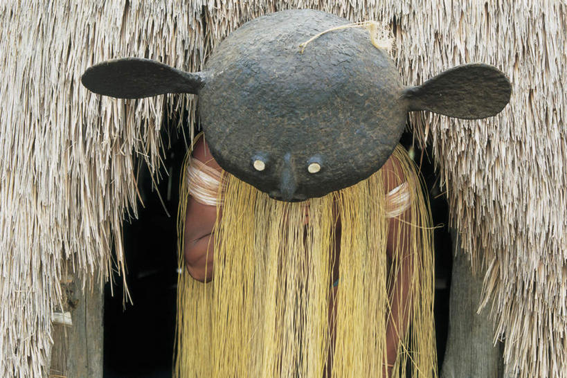 西方人,一个人,家,站,横图,室外,特写,白天,正面,门,欧洲,非洲,黑人,欧洲人,仅一个男性,仅一个人,仅一个中年男性,装饰,面具,房屋,屋子,草屋,住宅,门框,茅草屋,站着,遮,遮掩,华丽,修饰,点缀,掩盖,遮挡,遮盖,衬托,美观,雅致,雅观,掩饰,男人,男性,中年男性,非洲人,站立,半身,彩图,房子,茅舍,茅屋,小屋