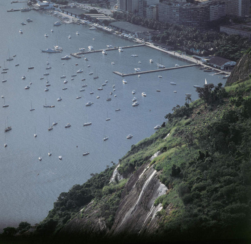 无人,码头,横图,俯视,航拍,室外,白天,度假,草地,草坪,海浪,海洋,石头,美景,沙滩,山,山脉,植物,城市风光,城市,港口,船,巴西,停靠,阴影,光线,沙子,石子,影子,海岸,景观,浪花,山峰,游艇,沙地,山峦,娱乐,草,树,树木,绿色,阳光,自然,海水,交通工具,群山,享受,休闲,景色,南美,放松,生长,成长,南美洲,拉丁美洲,鸟瞰,停泊,载具,美洲,海景,巴西联邦共和国,亚美利加洲,南亚美利加洲,大海,风浪,海,海水的波动,海滩,近岸浪,石块,岩石,涌浪,彩图,高角度拍摄,摆渡口,埠头,渡口,渡头,港湾,海港,货运码头,口岸,商港