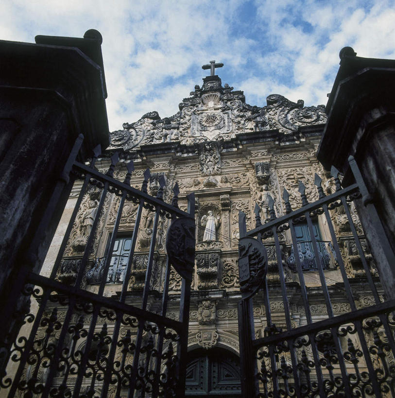 无人,教堂,竖图,室外,白天,仰视,旅游,度假,门,标志建筑,地标,建筑,雕塑,巴西,阴影,节日,艺术,装饰,光线,雕刻,雕像,影子,墙,云,云朵,云彩,文化,娱乐,建设,石雕,墙壁,墙面,蓝色,白云,蓝天,天空,阳光,工艺品,门框,天,祈祷,享受,休闲,健康,旅游胜地,南美,放松,许愿,宗教,信仰,晴朗,纪念,祈求,美术,南美洲,基督教,拉丁美洲,天主教,主题,美洲,陈列,信念,巴西联邦共和国,功能,美学,亚美利加洲,南亚美利加洲,平安,晴空,彩图,低角度拍摄,大教堂,礼拜堂