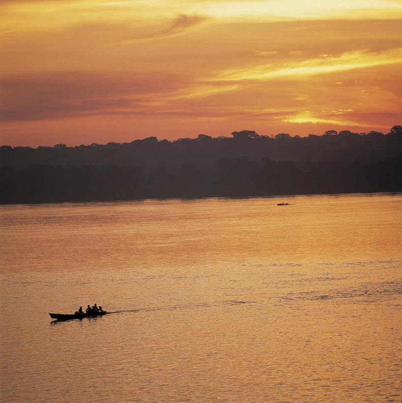 划船,西方人,坐,竖图,俯视,航拍,室外,白天,旅游,度假,湖,湖泊,美景,日落,水,植物,船,巴西,欧洲,欧洲人,波纹,飞溅,服装,溅,液体,湖面,景观,水滴,水流,水面,晚霞,霞光,落日,木船,许多人,注视,休闲装,娱乐,水珠,树,树木,衣服,绿色,水纹,自然,黄昏,船尾波,交通工具,波浪,湖水,观察,看,一群人,享受,休闲,休闲服,景色,彩霞,南美,放松,服饰,生长,成长,观看,察看,南美洲,舟,拉丁美洲,鸟瞰,关注,喷洒,自然风光,载具,独木舟,美洲,巴西联邦共和国,亚美利加洲,南亚美利加洲,独木船,马托格罗索,马托格罗索州,荡舟,夕照,男人,男性,女人,女性,中年男性,中年女性,白种人,夕阳,坐着,彩图,高角度拍摄,全身,斜阳