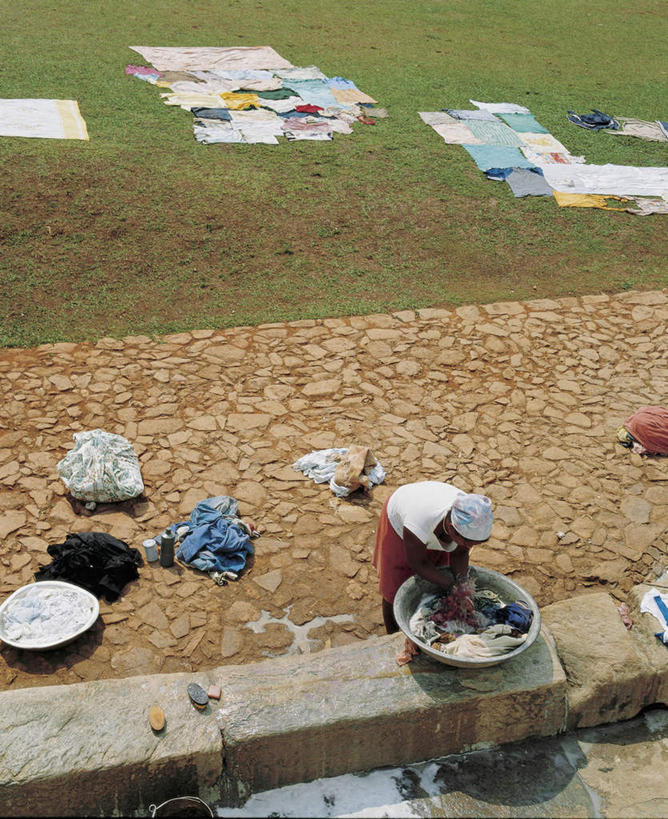 西方人,一个人,站,竖图,俯视,室外,白天,草地,草坪,植物,欧洲,欧洲人,仅一个女性,仅一个人,弯腰,握,阴影,服装,光线,影子,拿,拿着,注视,草,衣服,绿色,阳光,观察,看,站着,仅一个中年女性,握着,服饰,观看,察看,衣着,穿着,关注,弯身,荡涤,洗濯,衣饰,女人,女性,中年女性,白种人,清洗,站立,彩图,高角度拍摄,全身