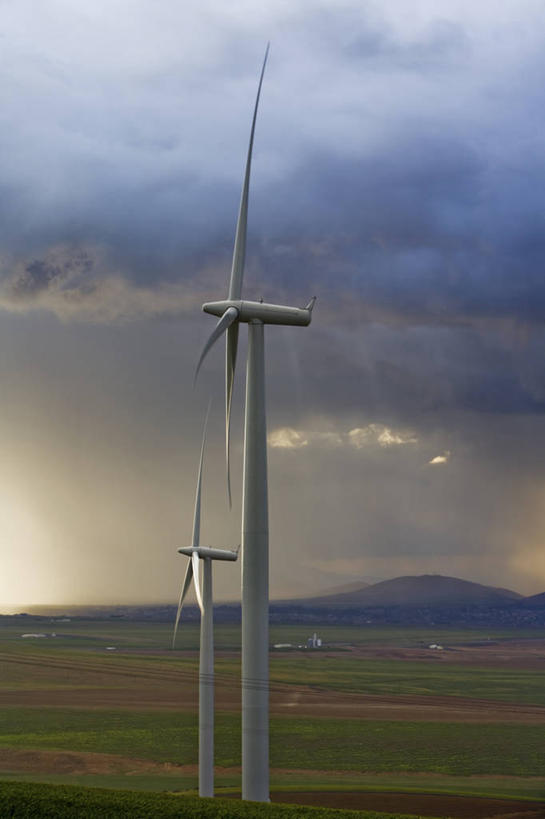 无人,竖图,室外,白天,技术,雨,风,全球变暖,日光,美国,环保,风力,发电机,云,塔,天气,摄影,能源,电,电源,环境,回收,资源,工程,利用,低碳,循环,替代能源,华盛顿州,帕卢斯,涡轮,持续,雷雨,气象学,风轮机,彩图,机遇