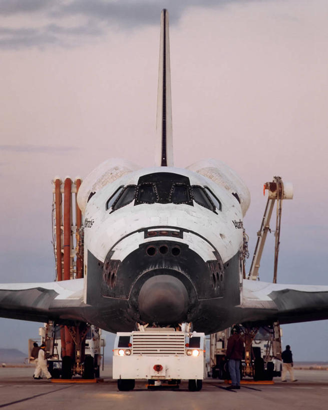 三个人,竖图,室外,正面,技术,美国,一个,摄影,单个,加利福尼亚,航天飞机,亚特兰蒂斯号,美国宇航局,技术员,彩图,空间探索