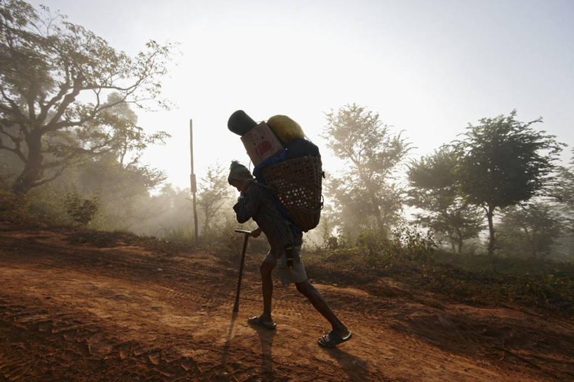 成年人,中年人,一个人,横图,室外,白天,旅游,度假,雾,路,尼泊尔,仅一个男性,仅一个人,仅一个中年男性,娱乐,享受,休闲,思考,放松,力量,摄影,上升,早晨,运送,剪影,背包客,男人,男性,中年男性,步行,彩图,旅行,忍耐力