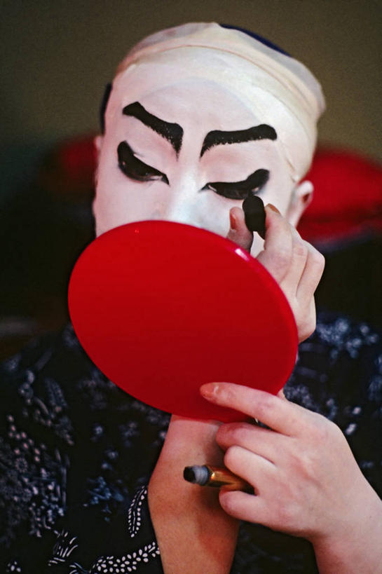 成年人,中年人,一个人,竖图,室内,时尚,镜子,日本,仅一个女性,仅一个人,日本文化,彩妆,仅一个中年女性,眼线笔,摄影,艺妓,女人,女性,中年女性,彩图,舞蹈