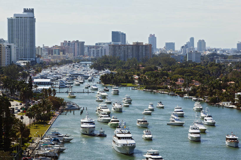 无人,横图,室外,白天,竞争,天际线,城市,摩天大楼,船,美国,漂浮,庆祝,游艇,交通,摄影,北美,北美洲,美洲,摩托艇,佛罗里达,佛罗里达州,佛州,阳光州,迈阿密海滩,南部海滩,北亚美利加洲,亚美利加洲,彩图,混沌,美利坚合众国