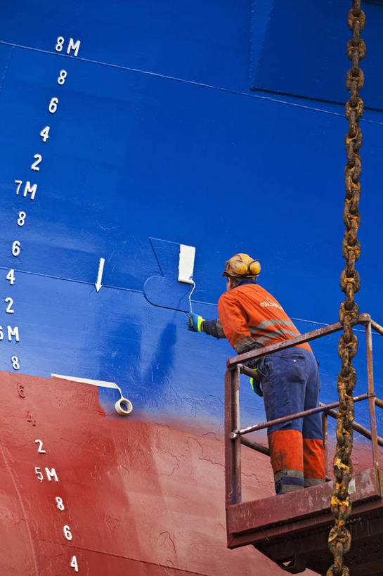 成年人,一个人,竖图,室外,白天,船,欧洲,冰岛,仅一个男性,首都,背面,摄影,巨大,庞大,铁环,锁链,链条,束缚,限制,作画,造船厂,约束,宏大,硕大,伟大,雷克雅未克,男人,彩图,干船坞