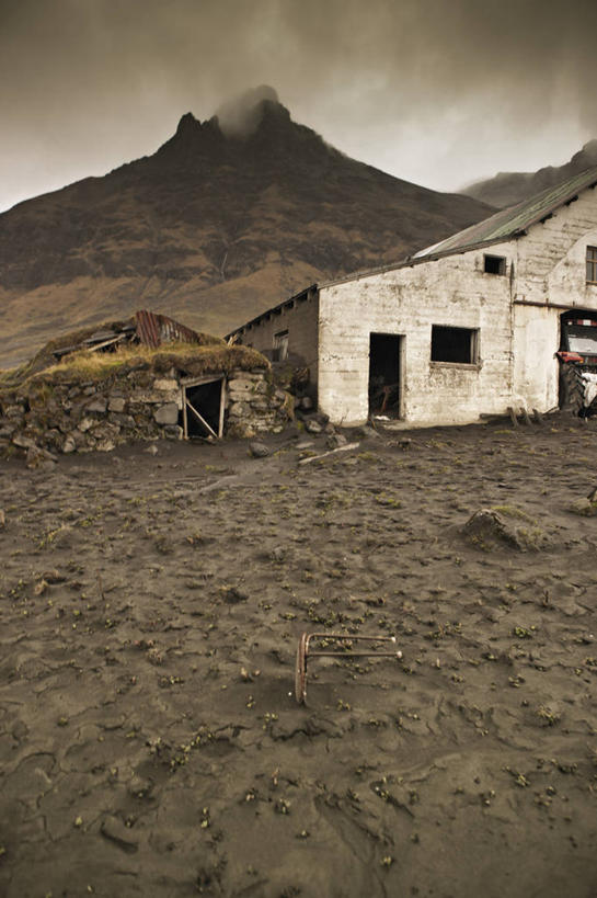 无人,农场,竖图,室外,白天,机器,废弃,房屋,自然灾害,机械,摄影,报废,灰,废物,丢弃,毁灭,放弃,抛弃,摈弃,危险,彩图,屏弃,摈斥,摒除,农业机械