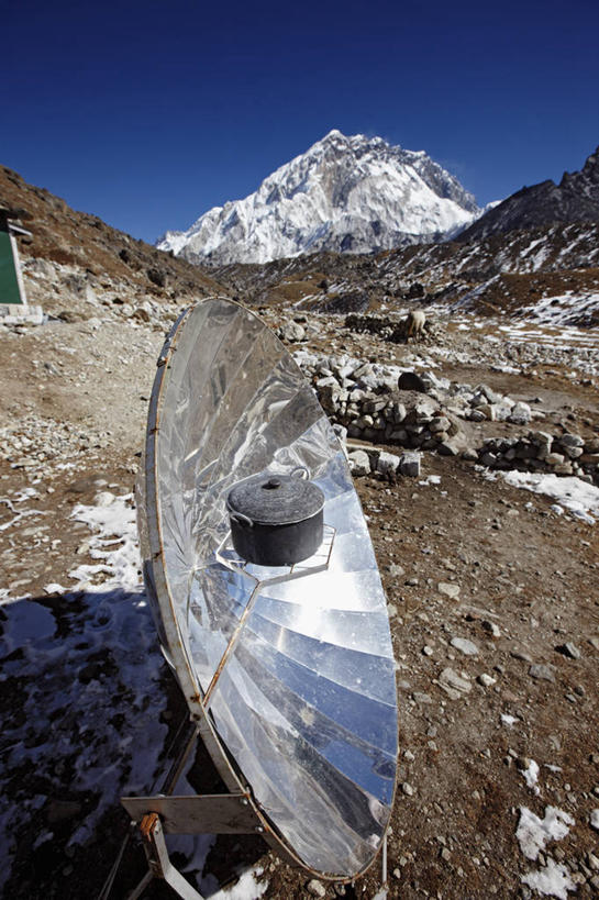 无人,竖图,室外,白天,山,水,雪,尼泊尔,环保,反射,碗,寒冷,摄影,能源,回收,资源,利用,低碳,循环,持续,岩石,彩图,抛物面镜