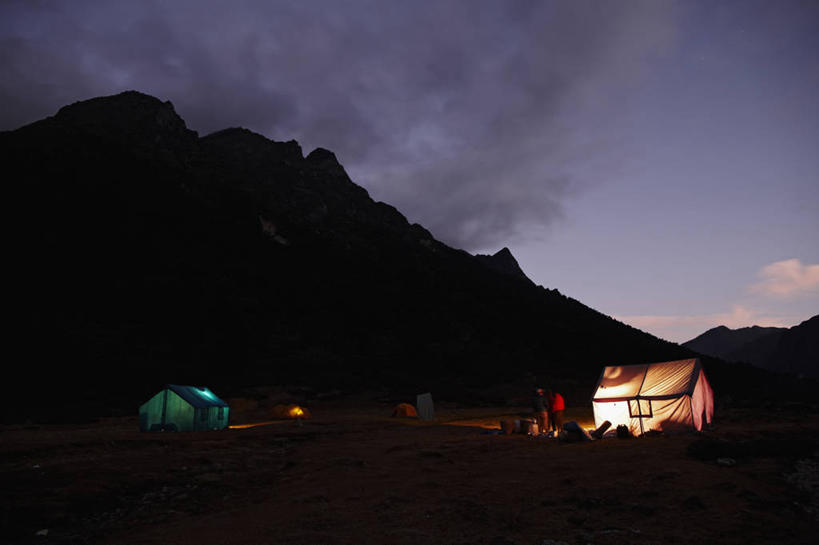 两个人,横图,室外,夜晚,山,尼泊尔,亚洲,帐篷,光,山顶,黄昏,摄影,露营,剪影,喜马拉雅山脉,爬山,彩图