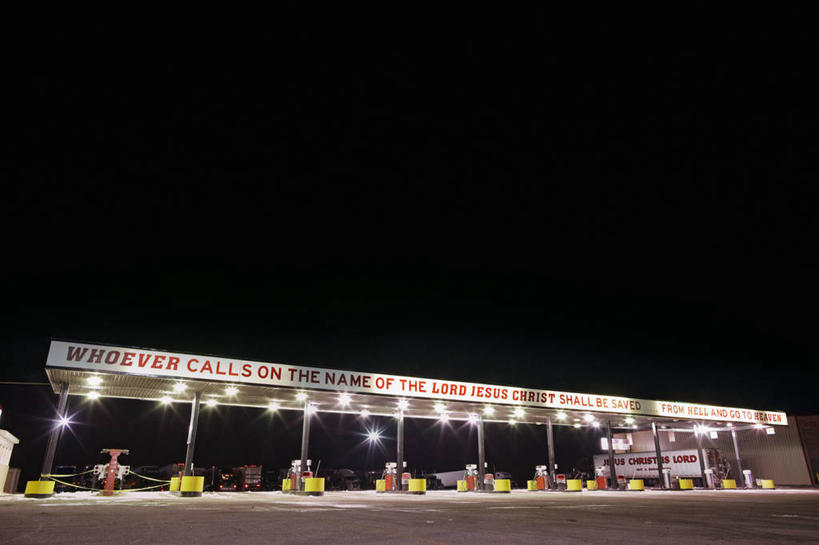 无人,横图,室外,夜晚,美国,光,运输,摄影,宗教,加油站,照亮,石油工业,基督,基督教,天主教,耶稣,德克萨斯,救世主,基利斯督,弥赛亚,默西亚,彩图,柴油机