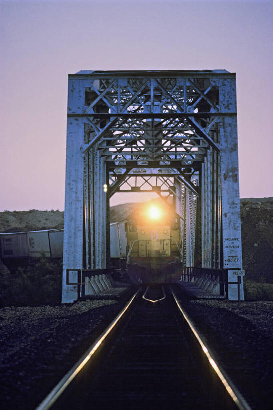 无人,竖图,室外,白天,路,铁路,火车,照明,美国,轨道,交通,铁轨,灯,黄昏,灯具,运输,摄影,照亮,工程,照明设备,加利福尼亚,机车,前照灯,前大灯,车前灯,巴斯托,彩图