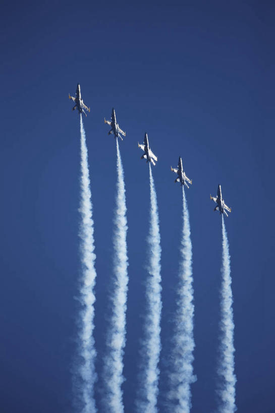 无人,竖图,室外,白天,团队,飞机,美国,一排,表演,整齐,烟雾,交通,航空,飞,排列,杂技,交通工具,运输,摄影,迅速,污染,废气,战斗机,演出,准确,客机,队列,噪声,载具,海军,军用机,飞机尾迹,特技,内华达州,尾迹云,机尾云,飞机拉烟,云带,尾迹,机尾迹,飞机尾气,技能,里诺,彩图,杂伎,蓝天使,蓝天使飞行表演队,美国海军,商务机,飞行表演,编队飞行