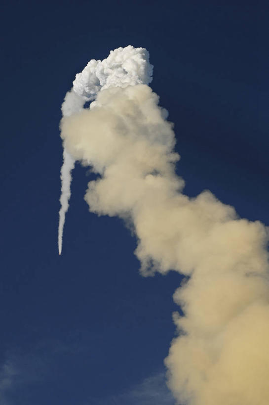 无人,竖图,室外,白天,美国,起飞,太空,烟,摄影,北美,北美洲,美洲,航天飞机,亚特兰蒂斯号,佛罗里达,佛罗里达州,佛州,阳光州,肯尼迪航天中心,北亚美利加洲,亚美利加洲,空气污染,梅里特岛,美国宇航局,彩图,美利坚合众国,空间探索