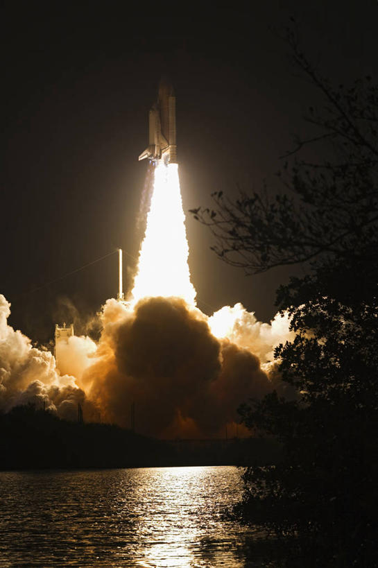 无人,竖图,夜晚,火箭,美国,起飞,太空,太空船,烟,摄影,北美,北美洲,成就,美洲,航天飞机,奋进号航天飞机,佛罗里达,佛罗里达州,佛州,阳光州,肯尼迪航天中心,北亚美利加洲,亚美利加洲,梅里特岛,美国宇航局,冒险,彩图,美利坚合众国,空间探索