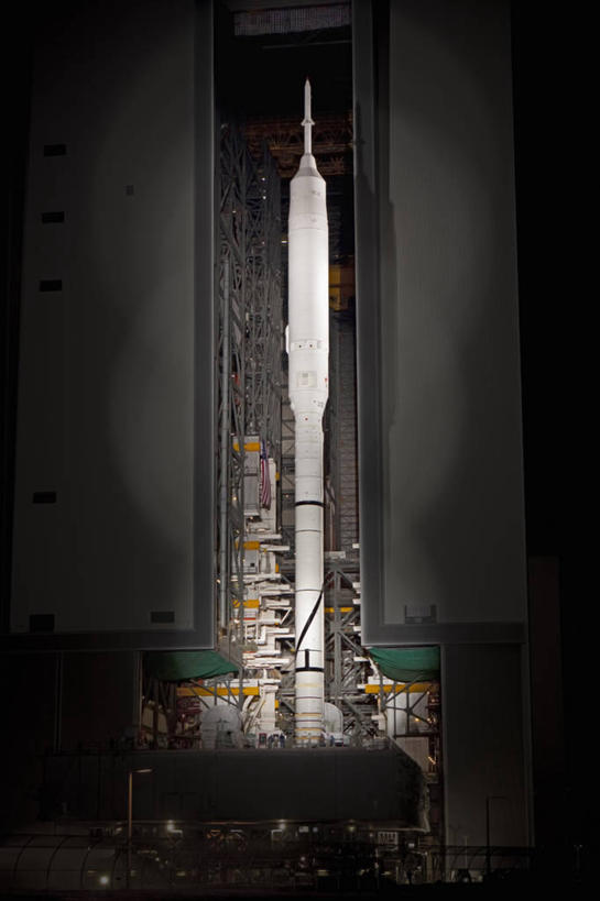 无人,竖图,夜晚,技术,美国,科学,太空,发射台,摄影,北美,北美洲,美洲,科学实验,太空旅行器,佛罗里达,佛罗里达州,佛州,阳光州,肯尼迪航天中心,北亚美利加洲,亚美利加洲,梅里特岛,美国宇航局,彩图,美利坚合众国,空间探索,火箭加速器