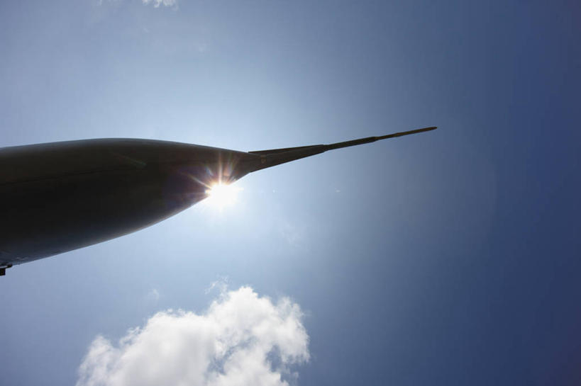 无人,横图,留白,镜头眩光,仰视,通讯,太阳,飞机,马来西亚,折射,军事,云,尖顶,天空,战争,摄影,准确,恐怖,剪影,无线电波,彩图,低角度拍摄