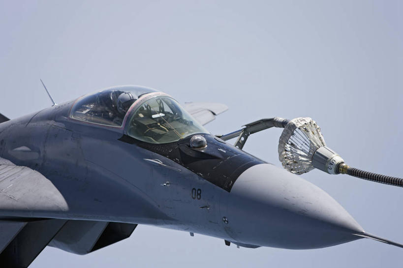 一个人,飞行员,横图,飞机,马来西亚,环保,篮子,飞,南海,摄影,能源,回收,软管,控制,燃料,资源,准确,货运,利用,低碳,循环,座舱,C-130运输机,持续,化石燃料,紧迫,彩图