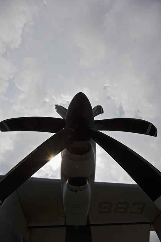 无人,竖图,留白,风,马来西亚,军事,螺旋桨,摄影,效率,噪声,逆光,C-130运输机,彩图