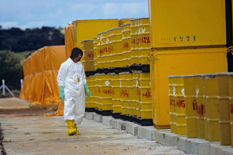 西方人,成年人,中年人,一个人,横图,长时间曝光,巴西,欧洲,欧洲人,仅一个男性,仅一个人,仅一个中年男性,放射,黄色,摄影,有毒废物,危险,男人,男性,中年男性,白种人,彩图,白色人种,高加索人种,欧罗巴人种