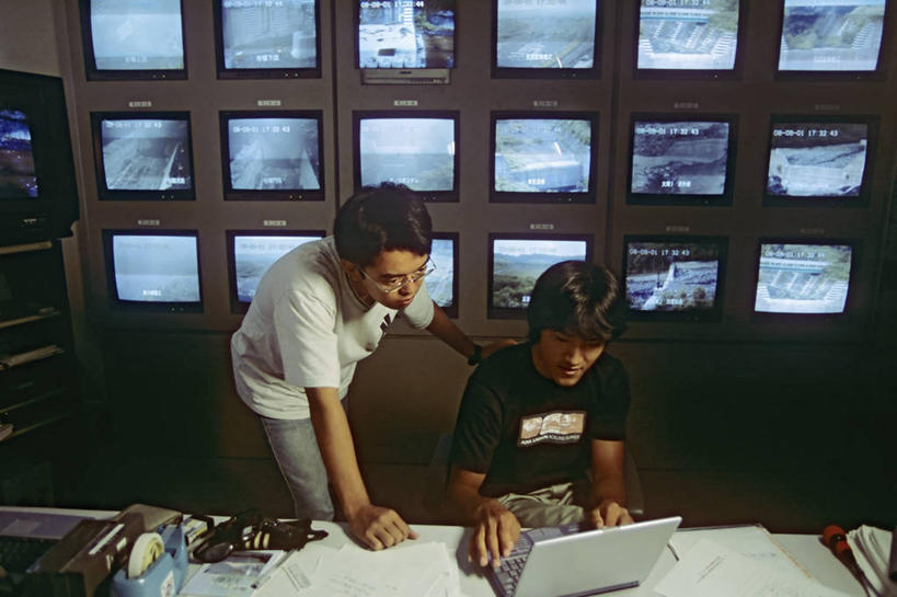 成年人,两个人,横图,笔记本电脑,显示器,技术,富士山,日本,摄影,雪崩,无线电技术,地质学,计算机,年轻男性,年轻人,电视机,彩图,旅行,山崩,富士