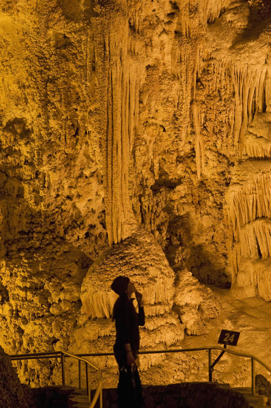 西方人,成年人,中年人,一个人,竖图,侧面,旅游,欧洲,美国,欧洲人,仅一个女性,仅一个人,行人,游客,游人,路人,旅客,自然,地标建筑,仅一个中年女性,摄影,洞穴,国家公园,新墨西哥,地貌,恶土国家公园,石灰石,地质学,过客,女人,女性,中年女性,白种人,彩图,旅行,奇瓦瓦沙漠