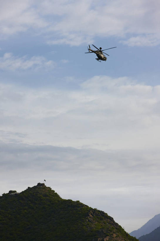 无人,竖图,室外,留白,仰视,山,阿富汗,军事,山顶,山谷,盘旋,战争,运输,摄影,直升机,监视,军用机,军用直升机,彩图,低角度拍摄,兴都库什山脉