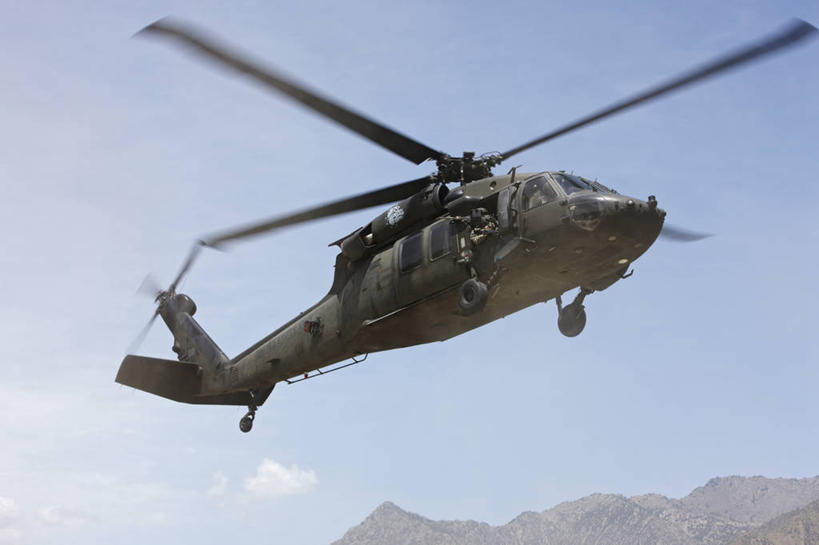 横图,室外,运动模糊,飞机,阿富汗,山顶,螺旋桨,着陆,旋转,飞,一个,乘务员,战争,转,运输,摄影,单个,支撑,迅速,货运,起落架,军用机,UH-60黑鹰直升机,彩图,兴都库什山脉