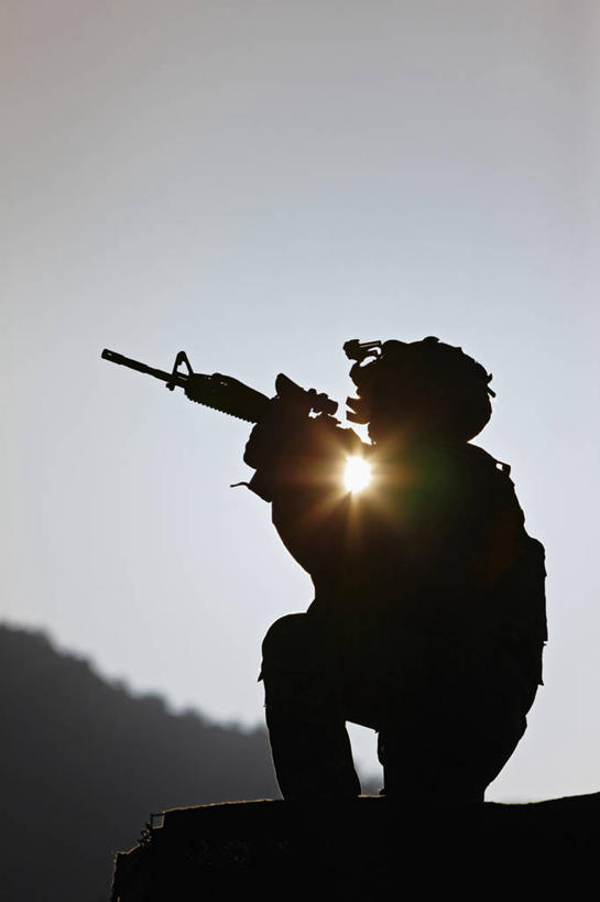 成年人,中年人,一个人,站,竖图,留白,太阳,阿富汗,仅一个男性,仅一个人,仅一个中年男性,士兵,军事,枪支,头盔,头饰,武器,战争,摄影,早晨,瞄准,剪影,机关枪,来福枪,军队,技能,男人,男性,中年男性,跪着,彩图,特种部队,美国军事,步兵