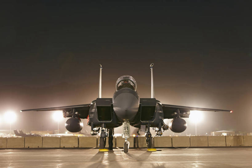 三个人,飞行员,地勤人员,横图,夜晚,留白,运动模糊,长时间曝光,飞机,阿富汗,美国,准备,军事,着陆,武器,战争,摄影,空军,飞行器,战斗机,北美,北美洲,打斗,美洲,起落架,军用机,美军,军用战斗机,座舱,麦克唐纳.道格拉斯,鹰式战斗机,F-15鹰式战斗机,F-15战斗机,北亚美利加洲,亚美利加洲,彩图,美利坚合众国,F-15E攻击鹰式战斗轰炸机,美国空军