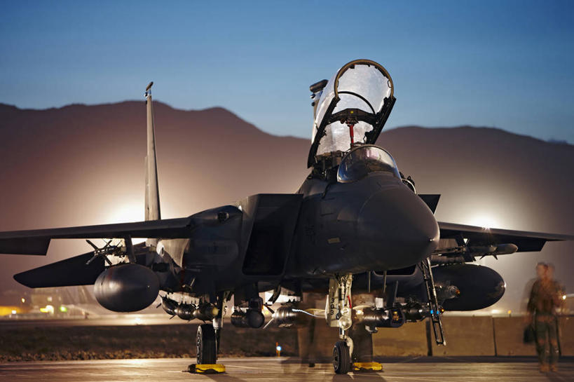 成年人,中年人,两个人,飞行员,横图,夜晚,运动模糊,飞机,阿富汗,美国,着陆,战争,摄影,空军,飞行器,战斗机,北美,北美洲,美洲,起落架,军用机,美军,军用战斗机,军用直升机,麦克唐纳.道格拉斯,鹰式战斗机,F-15鹰式战斗机,F-15战斗机,北亚美利加洲,亚美利加洲,男人,中年男性,彩图,美利坚合众国,F-15E攻击鹰式战斗轰炸机,美国空军