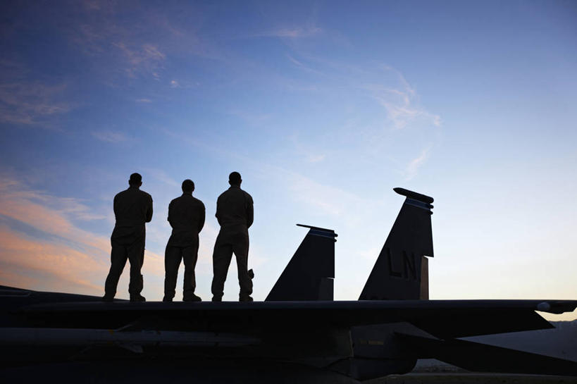 成年人,中年人,三个人,站,横图,留白,飞机,阿富汗,美国,黄昏,思考,战争,摄影,空军,飞行器,战斗机,北美,北美洲,美洲,剪影,军用机,美军,军用战斗机,麦克唐纳.道格拉斯,鹰式战斗机,F-15鹰式战斗机,F-15战斗机,北亚美利加洲,亚美利加洲,男人,中年男性,彩图,美利坚合众国,F-15E攻击鹰式战斗轰炸机,美国军事